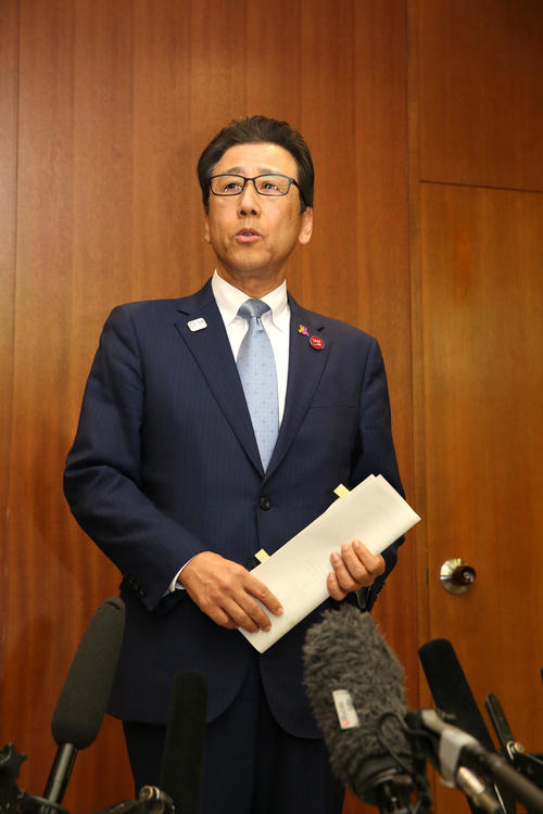 札幌市役所で囲み取材に応じる秋元札幌市長（撮影・佐藤翔太）