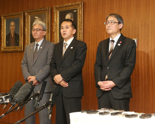 札幌市役所で囲み取材に応じる左から築地原・道環境生活部長、森・組織委員会大会運営局次長、中田・札幌市スポーツ局長（撮影・佐藤翔太）