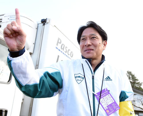 往路優勝を果たし1本指を立てる青学大・原監督（撮影・横山健太）