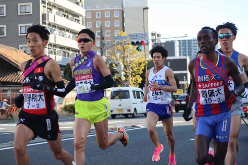 新子安駅を通過する国学院大・土方ら先頭集団の選手たち（撮影・横山元保）