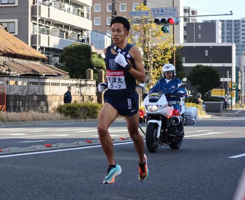 新子安駅を通過する東洋大・相沢（撮影・横山元保）