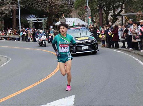 大平台駅前をトップで通過する青学大・飯田（撮影・横山元保）