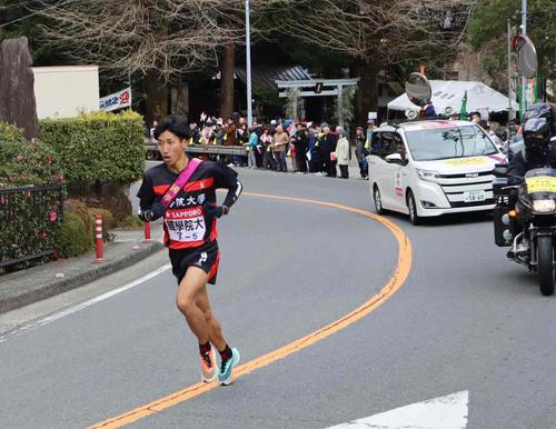 往路５区　大平台駅前を2位で通過する国学院大・浦野（撮影・横山元保）