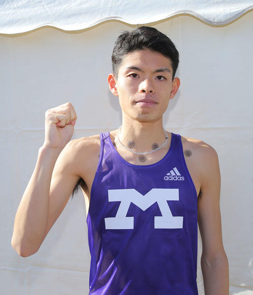 区間記録を更新しガッツポーズをする明大7区阿部弘（撮影・河田真司）