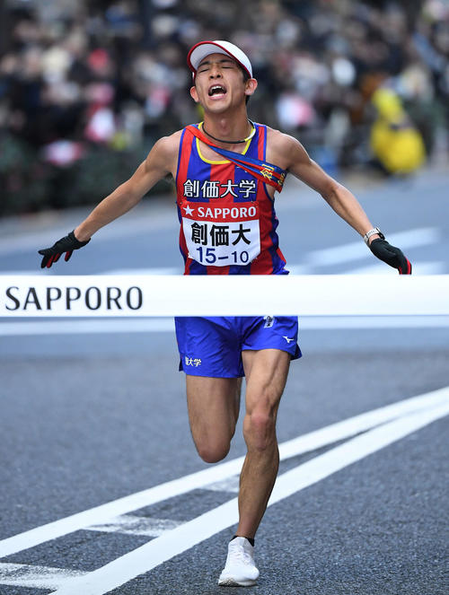 総合9位でゴールする創価大10区嶋津（撮影・鈴木みどり）