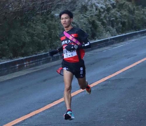 復路6区　芦ノ湯を2位で通過する国学院大・島崎（撮影・横山元保）