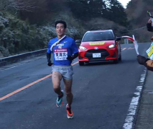 復路6区　芦ノ湯を3位で通過する東海大・館沢（撮影・横山元保）