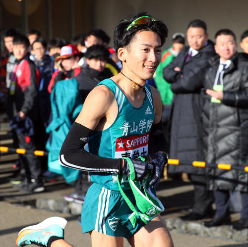 小田原中継所を出る青学大7区中村（撮影・大野祥一）