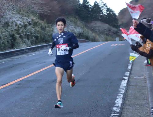 復路6区　芦ノ湯を通過する東洋大・今西（撮影・横山元保）