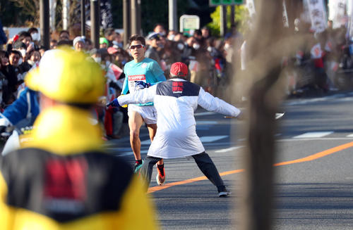 小田原中継所を入りそびれ、係員に制止される筑波大6区岩佐（中央左）（撮影・大野祥一）