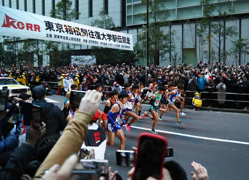 大手町を一斉にスタートする1区の選手たち（撮影・足立雅史）