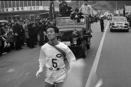往路5区　ゴール直前死力を振り絞って日大を振り切った中大・中村健司（4年）は、必死の形相でゴールへ