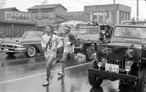 復路10区　往路に続き日大と激しい首位争いを演じた中大は、鶴見中継所での2分17秒差を若松軍蔵（左＝2年）が高野俊雄（右＝4年）を南品川付近でとらえ抜き去る