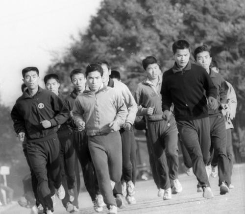 64年12月、小出義雄主将（手前中央）を先頭に箱根駅伝に向けて練習に取り組む順天堂大チーム