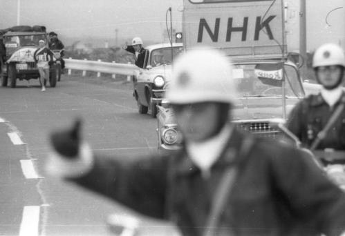 復路8区　白バイの巡査（手前）もパトカーのお巡りさん（中央奥）も選手（日大・大槻憲一）の走路を開くために懸命