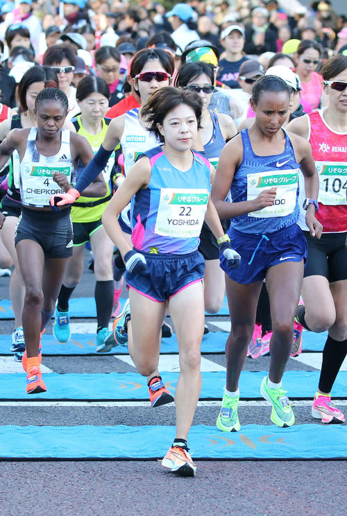 いっせいにスタートする吉田香織（中央）ら代表チャレンジャーの部の選手たち（撮影・河野匠）