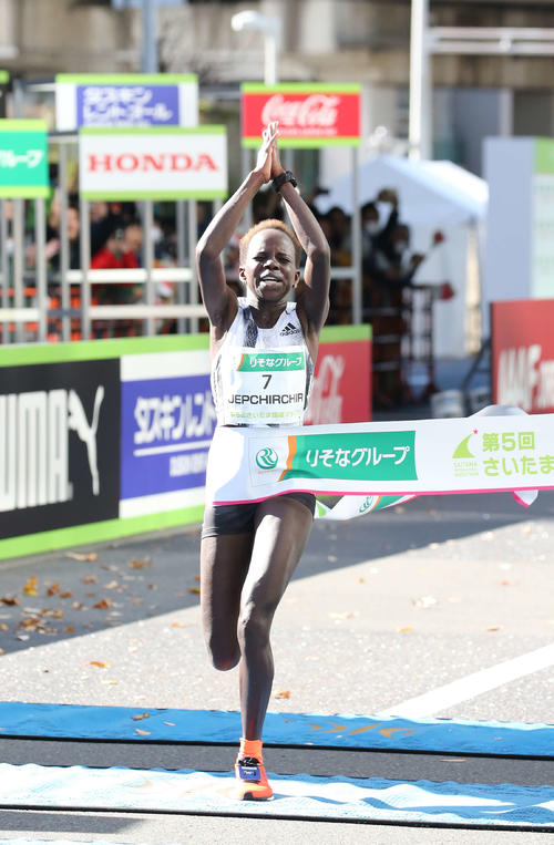 優勝のゴールテープを切るジェプチルチル（撮影・河野匠）