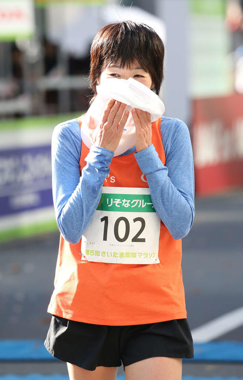 12位でゴールした野尻は帽子で顔を覆う（撮影・河野匠）