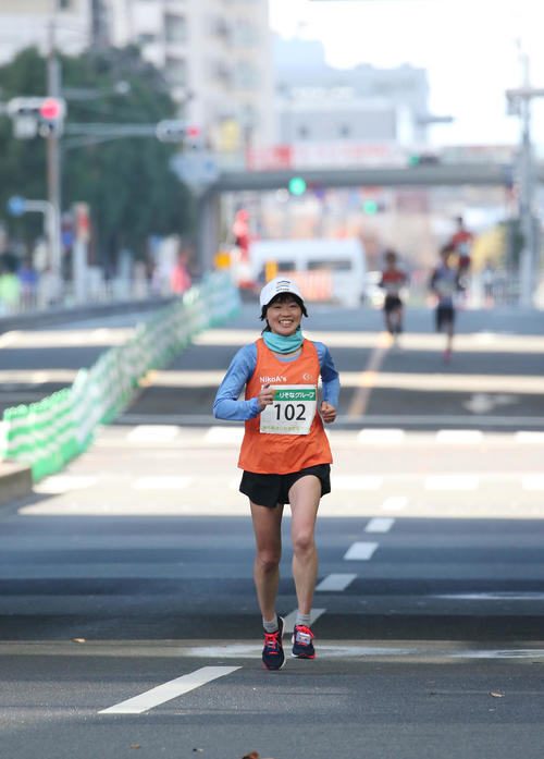 笑顔でゴールに向かう野尻（撮影・河野匠）