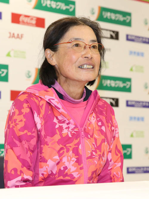 60歳以上の世界記録を更新する2時間56分54秒でゴールした弓削田さんは笑顔で取材に応じる（撮影・河野匠）