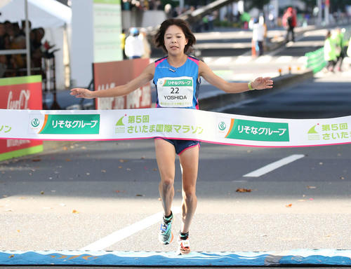 6位でゴールテープを切る吉田香織（撮影・河野匠）