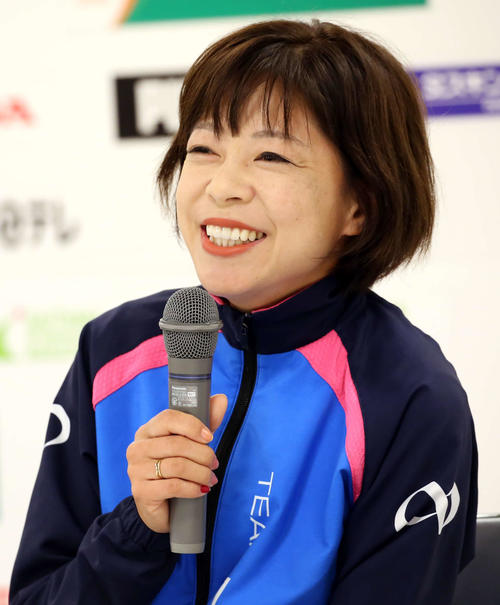 レース後の会見で笑顔を見せる吉田香織（撮影・河野匠）