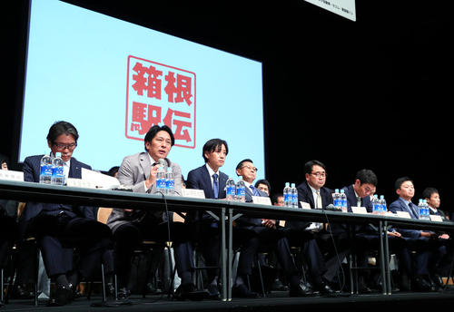 箱根駅伝について語る青学大・原監督（左から2人目）ら出場校監督ら（撮影・足立雅史）