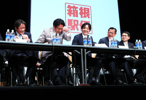 チームのテーマを問われた青学大・原監督（左から2人目）は発表前に机のネームプレートを落としあわてて拾う。左から東海大・両角監督、1人おいて東洋大・酒井監督、駒大・大八木監督、帝京大・中野監督