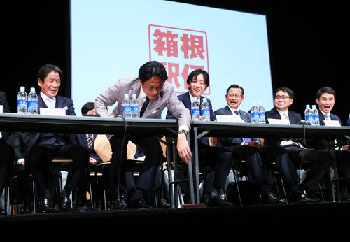 チームのテーマを問われた青学大・原監督（左から2人目）は発表前に机のネームプレートを落としあわてて拾う（撮影・足立雅史）
