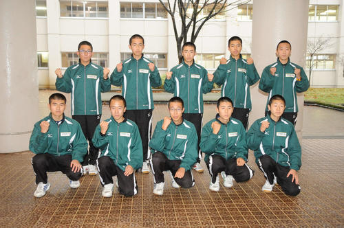 20位台を狙う中越のメンバー。前列左から丸山、遠藤、加藤、大川、品田、後列左から野村、鈴木、山埼、黒谷、小山