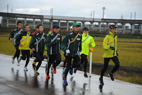 ランニングの先頭を走る丸山（最前列左）。最前列右は加藤