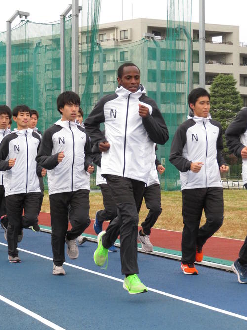 ウォーミングアップを行うチャールズ・ドゥング（中央）（撮影・峯岸佑樹）