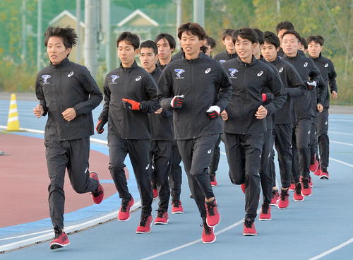 公開練習でランニングする帝京大の選手たち（撮影・鎌田直秀）