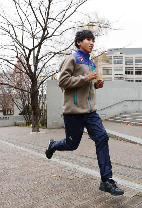 学校前で軽くアップをする浦野（撮影・丹羽敏通）