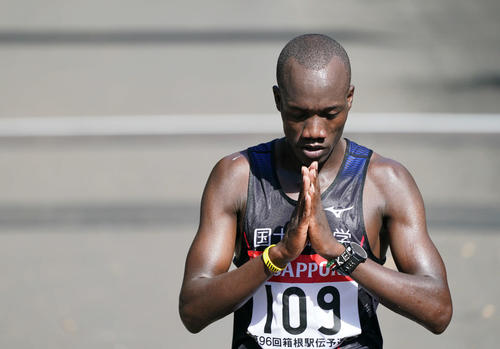 予選会2位でゴールし、合掌する国士舘大のライモイ・ヴィンセント（2019年10月26日）
