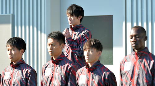 壮行会であいさつする国士舘大・鼡田主将（中央）（撮影・鎌田直秀）