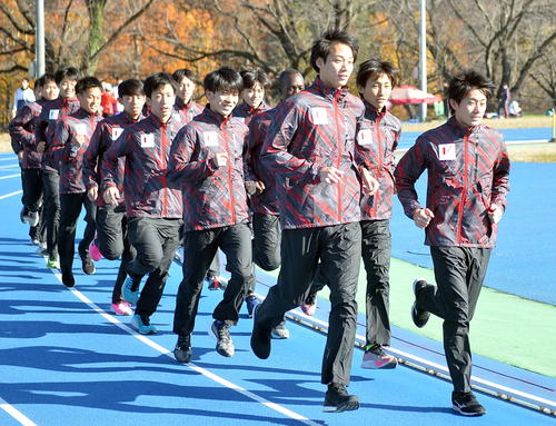 エントリー18人全員でランニングする国士舘大・鼡田主将（右端）ら選手たち（撮影・鎌田直秀）