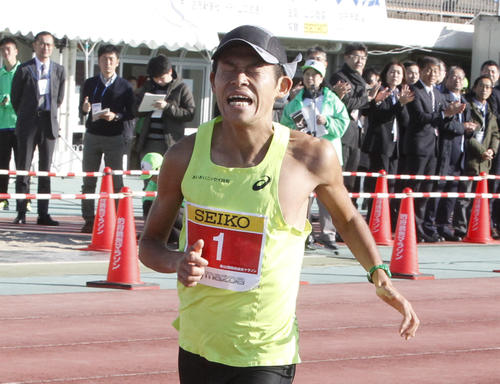 険しい表情でゴールする川内優輝（撮影・菊川光一）