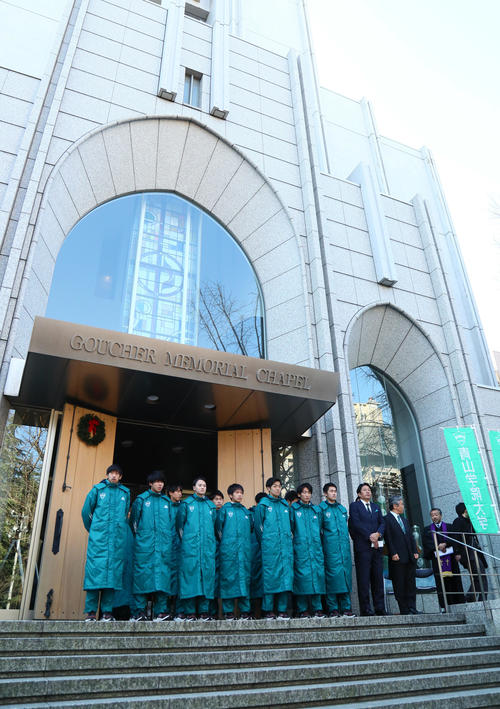 青学大の箱根駅伝壮行会が青山キャンパスの「ガウチャー記念礼拝堂」の前で行われた（撮影・足立雅史）
