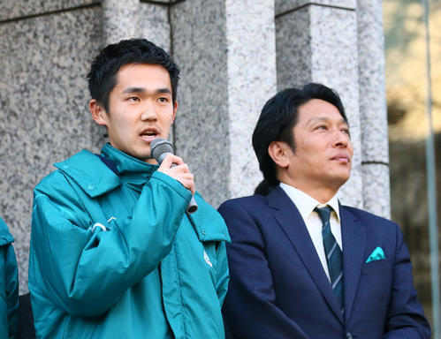 箱根駅伝への思いを語る青学大・鈴木（左）。右は原監督
