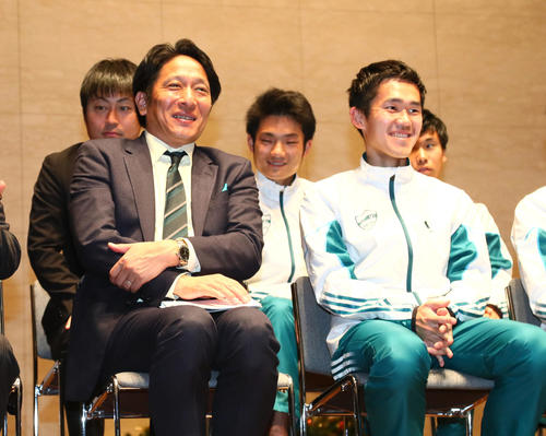 壮行会後の会見で笑顔を見せる青学大・原監督（左）と鈴木（撮影・足立雅史）