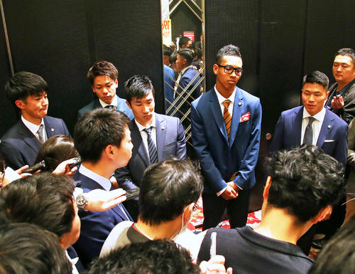 取材を受ける優秀選手賞の男子400メートルリレーメンバー。左から多田、白石、桐生、サニブラウン、小池（撮影・足立雅史）