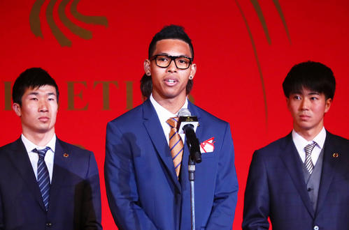 陸上年間表彰式「アスレティックス・アワード2019」で優秀賞の喜びを語るサニブラウン（中央）。左は桐生、右は多田（撮影・足立雅史）