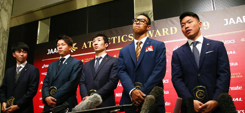 陸連の表彰式後、取材に応じる男子400メートルリレーメンバー。左から多田、白石、桐生、サニブラウン、小池（撮影・足立雅史）