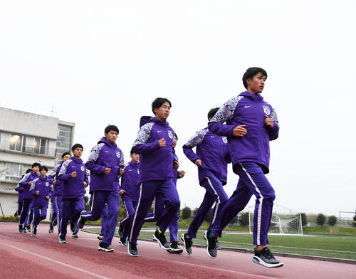 ランニングする中村大聖主将（先頭）ら駒大の選手たち（撮影・横山健太）