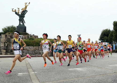 スタートし勢いよく競技場を出る男子1区の選手たち（撮影・前田充）