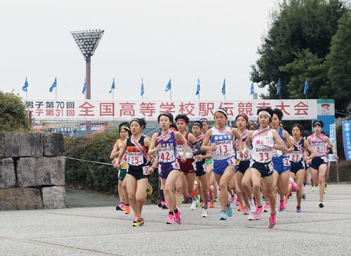 スタートし勢いよく競技場を出る1区の選手たち（撮影・前田充）