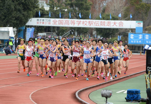 全国高校駅伝　一斉にスタートする女子選手（撮影・渦原淳）