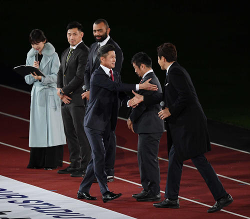 オープニングイベントに登場し、松岡修造（右）をスルーしてあらぬ方向に握手の手を差し出すカズ（中央手前）（撮影・鈴木みどり）