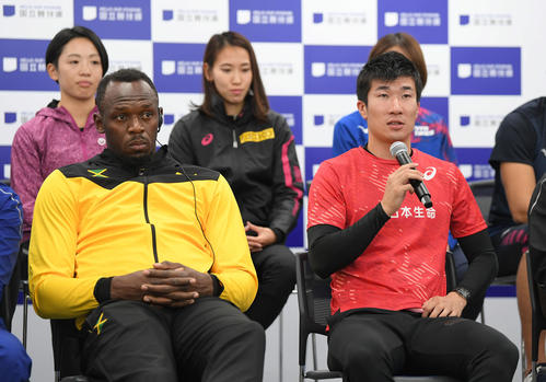 新国立競技場オープニングイベント　スポーツパートの「ONE　RACE」に出場し、会見で質問に答える桐生。左はボルト氏（撮影・加藤諒）